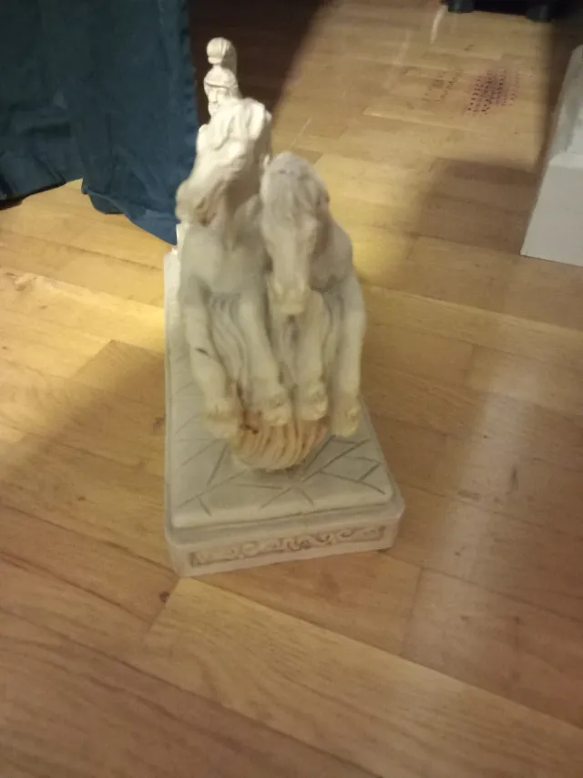 Estatua de Carro Romano con Guerrero