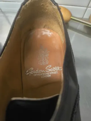 Zapatos ingleses de piel, Gordon Scott