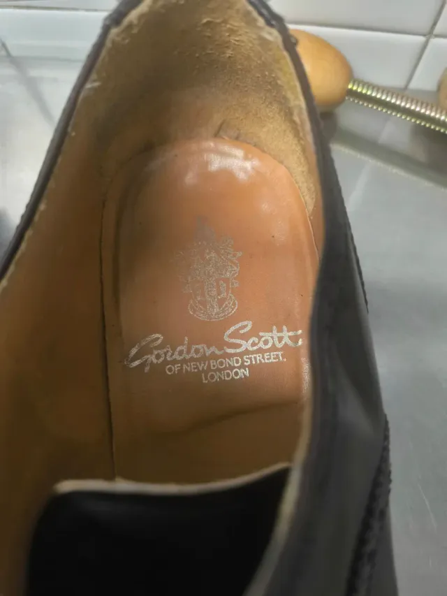 Zapatos ingleses de piel, Gordon Scott