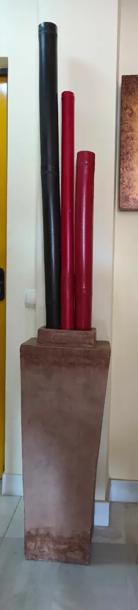 Ánfora de diseño terracota y metal