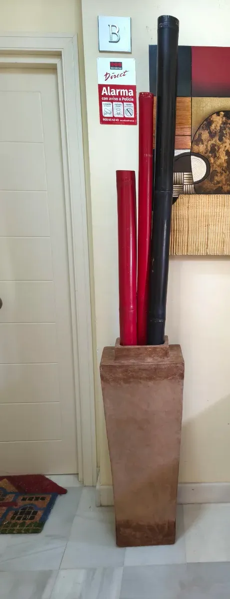 Ánfora de diseño terracota y metal