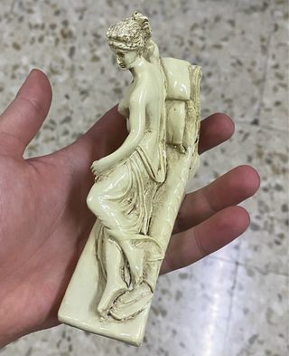 Figura cerámica mujer reclinada