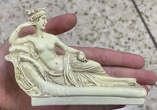 Figura cerámica mujer reclinada