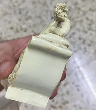 Figura cerámica mujer reclinada