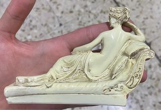 Figura cerámica mujer reclinada