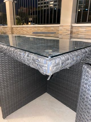 Mesa de jardín con sillas de resina