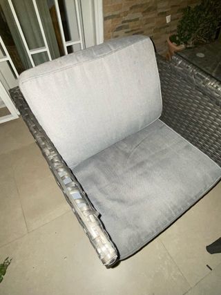 Mesa de jardín con sillas de resina