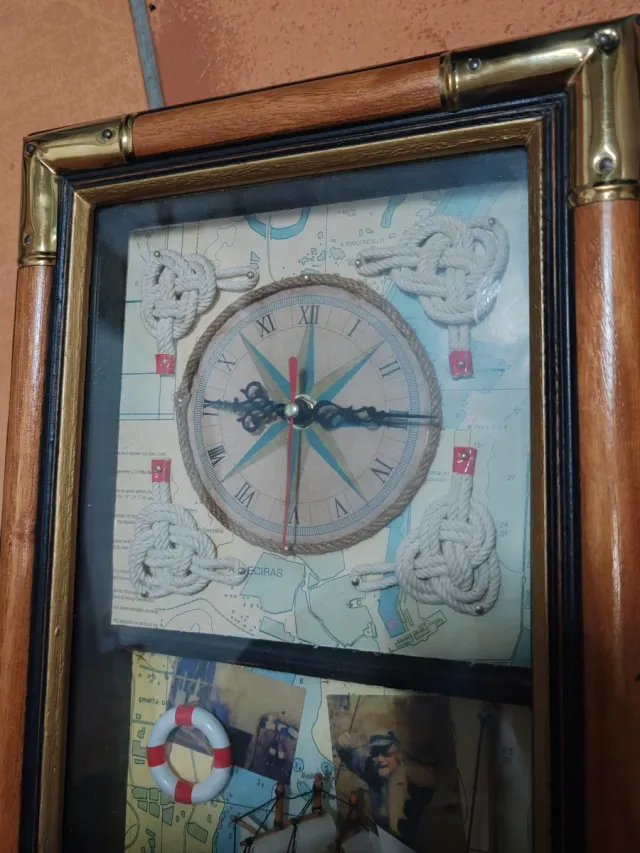 Relógio de parede náutico com barcos e bússola