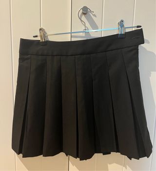 Falda corta plisada negra