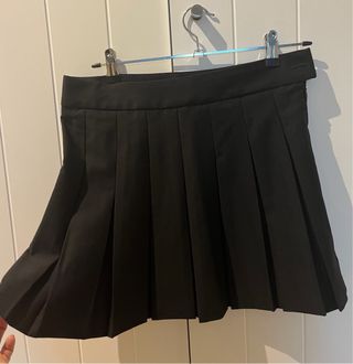 Falda corta plisada negra