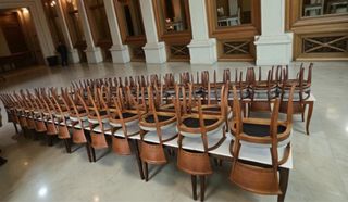 Sillón de madera con brazos tapizados  en perfecto