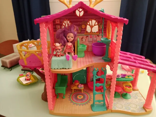 Casa Enchantimals com boneca e cervo