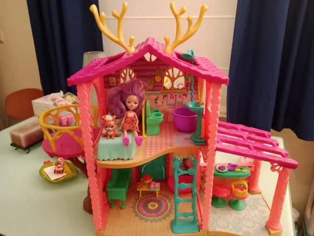 Casa Enchantimals com boneca e cervo