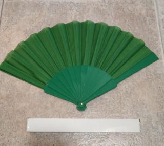 Abanico verde nuevo en caja