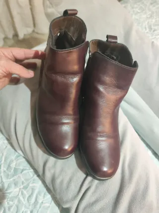 Botines de cuero bordó