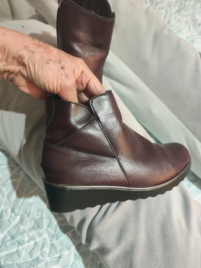 Botines de cuero bordó