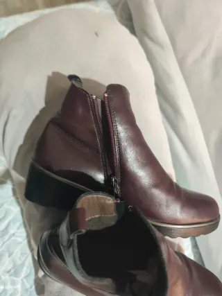 Botines de cuero bordó