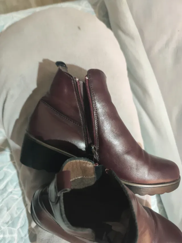 Botines de cuero bordó