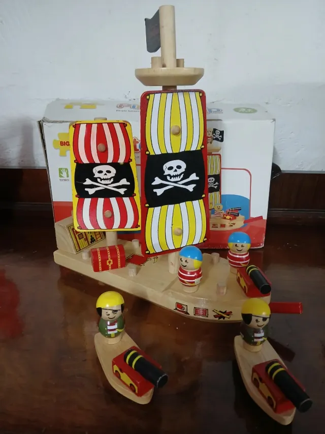 Barco pirata in legno con figure