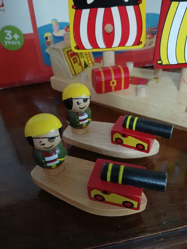 Barco pirata in legno con figure