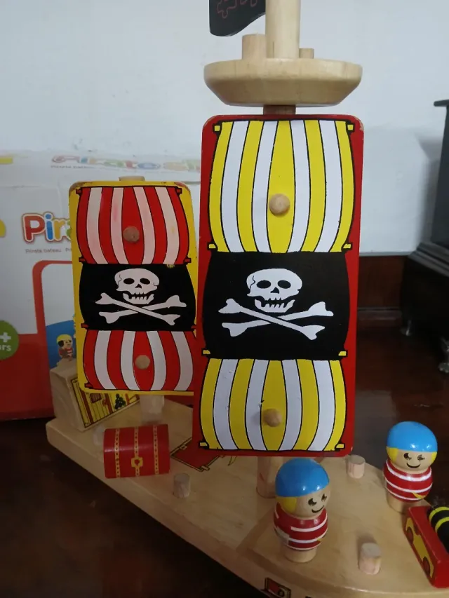 Barco pirata in legno con figure
