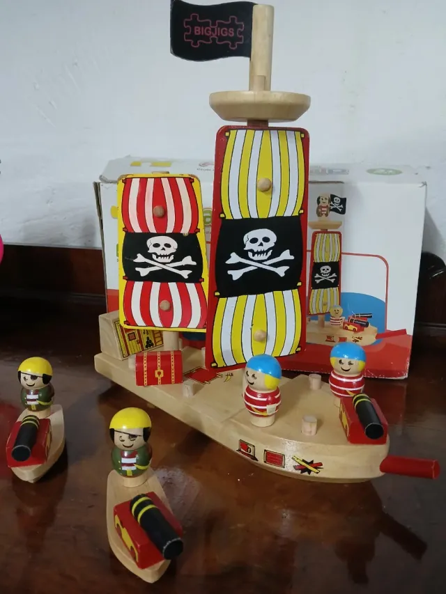 Barco pirata in legno con figure