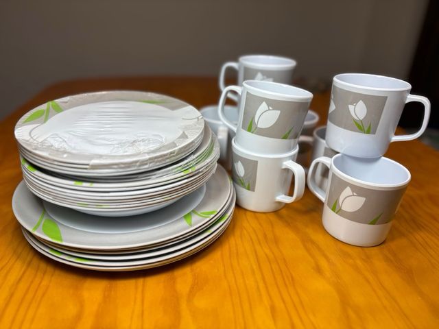 Set platos y vasos autocaravanas