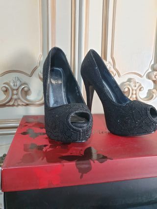 Tacones negros con pedrería talla 40