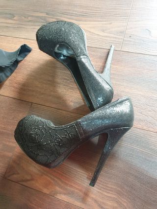 Tacones negros con pedrería talla 40