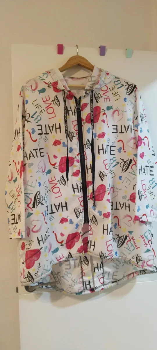 Chubasquero cortavientos estampado