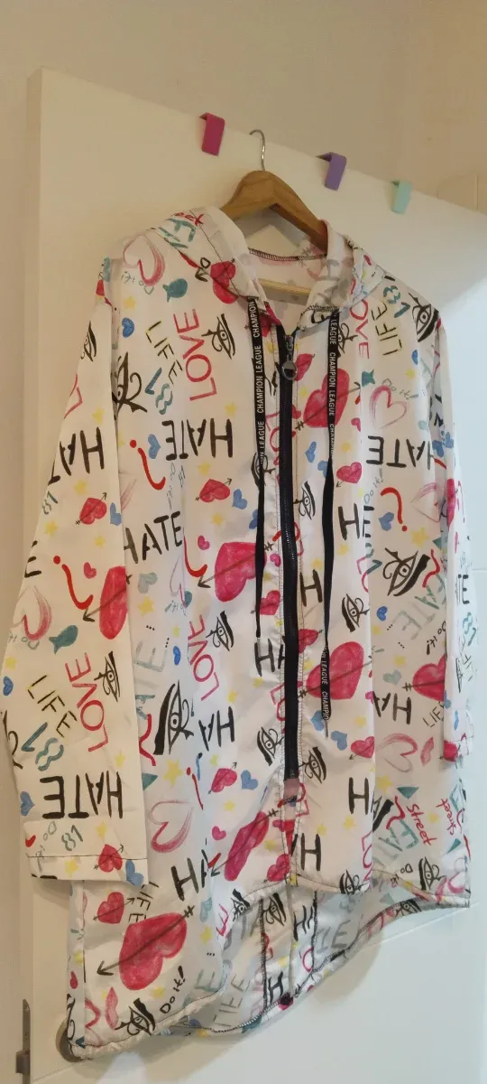 Chubasquero cortavientos estampado