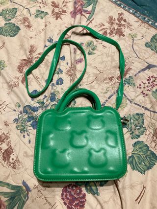 Borsetta verde con tracolla e manici