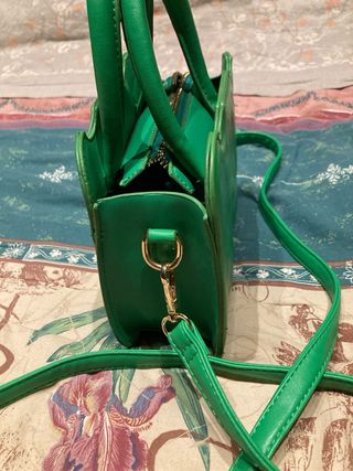 Borsetta verde con tracolla e manici