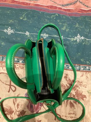 Borsetta verde con tracolla e manici