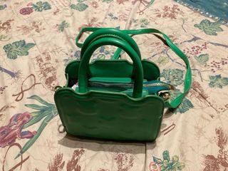 Borsetta verde con tracolla e manici