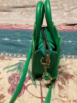 Borsetta verde con tracolla e manici