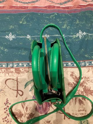 Borsetta verde con tracolla e manici