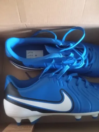 Botas de fútbol Nike azules y blancas