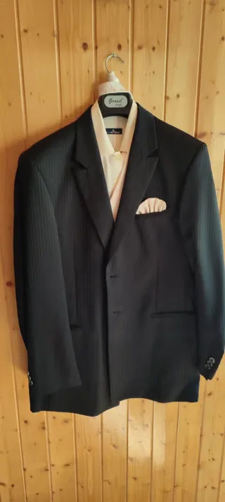 Traje de novio negro y beige