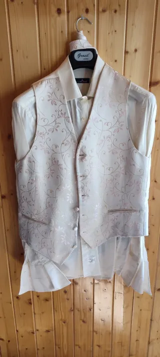 Traje de novio negro y beige