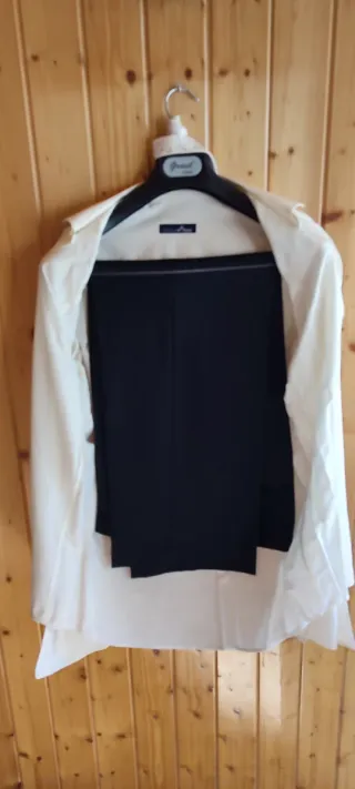 Traje de novio negro y beige