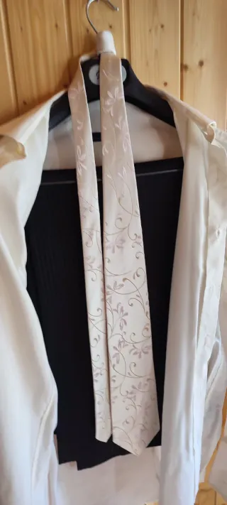 Traje de novio negro y beige