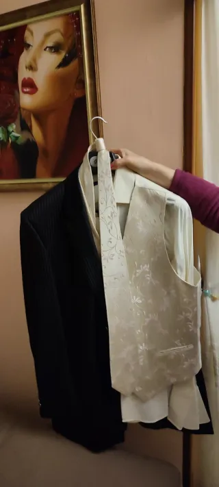 Traje de novio negro y beige