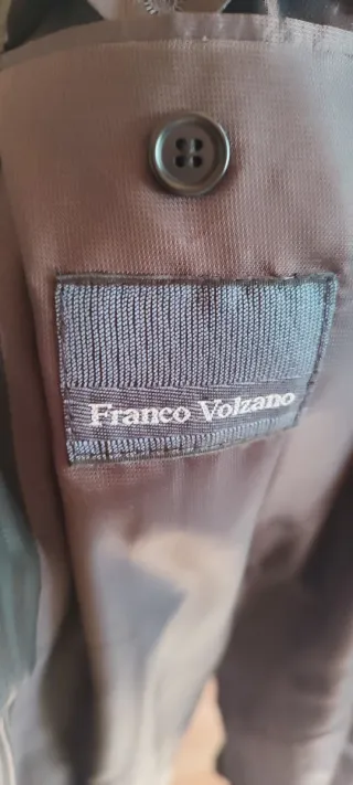 Traje de novio negro y beige