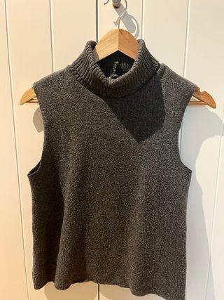 Chalecos  de lana volantes y cuello alto