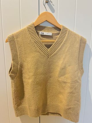 Chalecos  de lana volantes y cuello alto