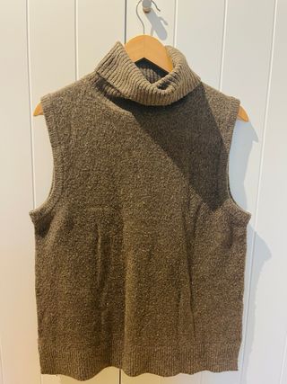 Chalecos  de lana volantes y cuello alto