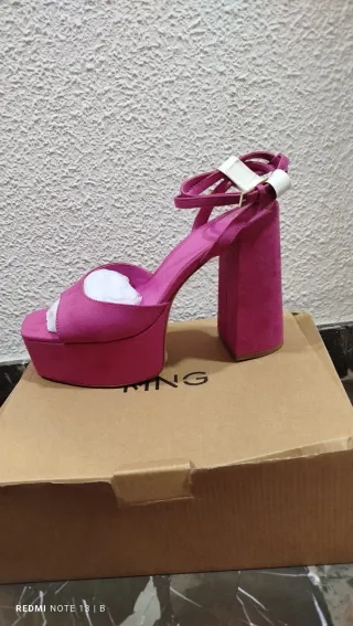 Sandalias Mango plataforma tacón fucsia.