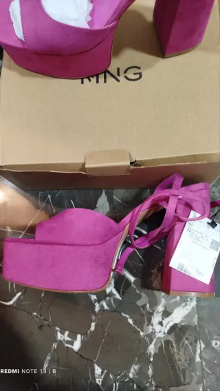 Sandalias Mango plataforma tacón fucsia.