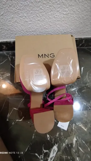 Sandalias Mango plataforma tacón fucsia.
